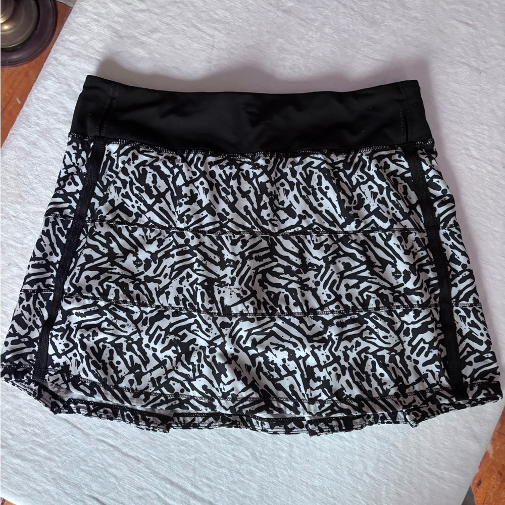 Women’s Lululemon Pace Revival Mid Rise Skirt Black and White 4 Way Stretch 6